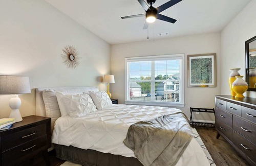 Fairburn House | Inviting Roomy Retreat | Convenient Stays with Kitchen Access