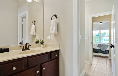 Fairburn House | Inviting Roomy Retreat | Convenient Stays with Kitchen Access