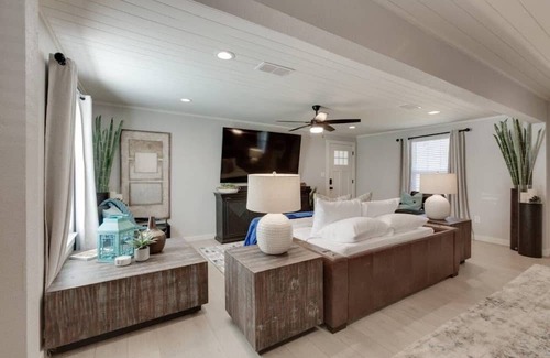 Pilot Point House | Liberty House in Pilot Point: Pet-Friendly Retreat Near Lake