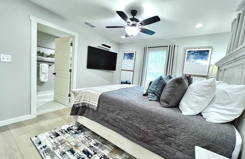 Pilot Point House | Liberty House in Pilot Point: Pet-Friendly Retreat Near Lake
