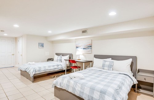 Hopkins Bayview House | Bright Townhome Near Johns Hopkins Bayview - Rated 10/10!