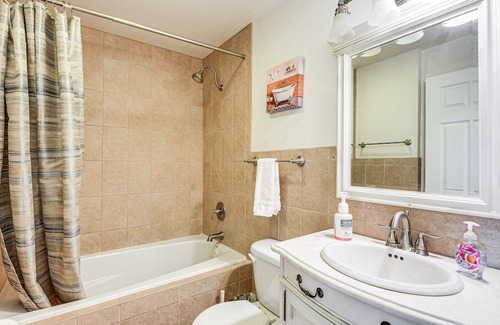 Hopkins Bayview House | Bright Townhome Near Johns Hopkins Bayview - Rated 10/10!