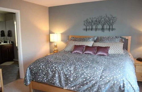 Mill Creek House | Modern 4-Bedroom House in Mill Creek with WiFi & AC