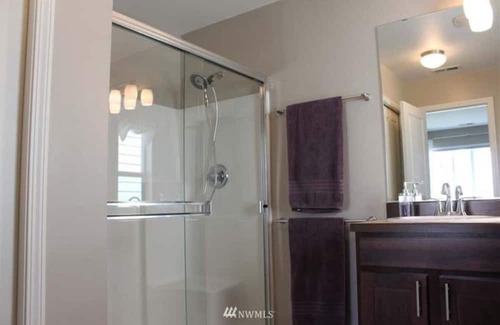 Mill Creek House | Modern 4-Bedroom House in Mill Creek with WiFi & AC