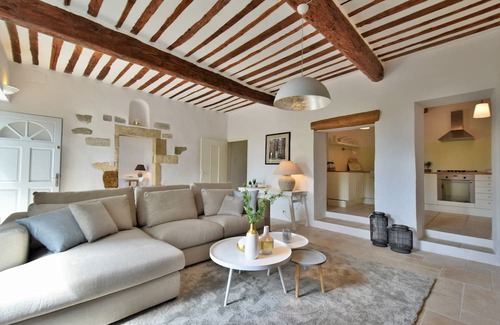 Loriol-du-Comtat Condo | Experience Le Mas Eydoux: A Unique Family-Friendly Retreat
