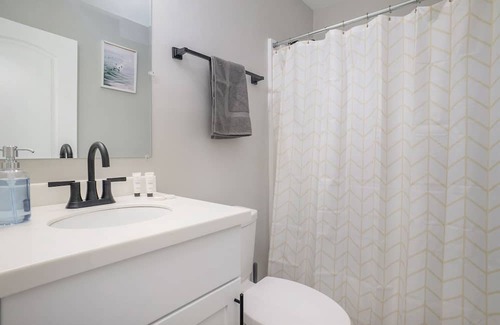 Bayview Apartment | Inviting Hillside Cove - Oceanfront Anchor Suite Awaits