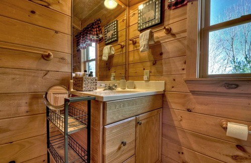 Chatsworth Cabin | Cozy Cabin Retreat: Hillin and Chillin in the Mountains
