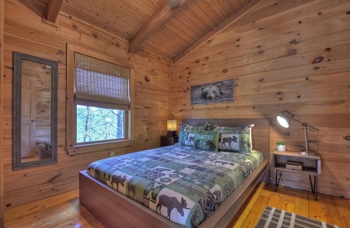 Chatsworth Cabin | Cozy Cabin Retreat: Hillin and Chillin in the Mountains