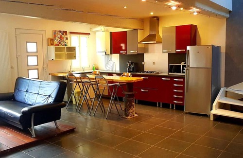 Aiguillon House | Spacious Property for 10 with Terrace in Aiguillon