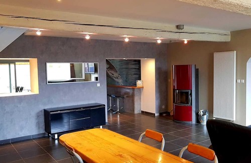 Aiguillon House | Spacious Property for 10 with Terrace in Aiguillon