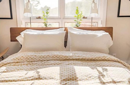 Nambe Pueblo House | Tesuque Adobe: Scenic Mountain & Valley Views with Hot Tub
