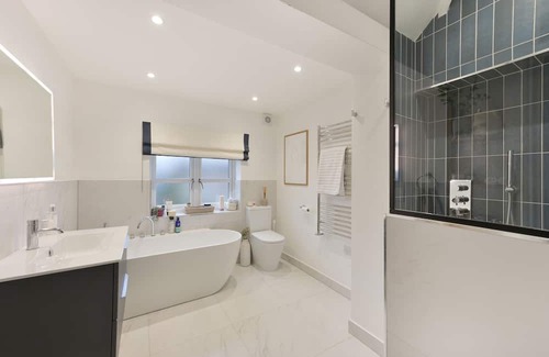 Earlsfield House | Family House with Expansive Garden for Your Next Getaway