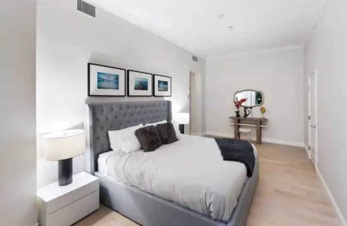 Central Lonsdale Apartment | Skyline Splendor: Luxe Penthouse Retreat in West Vancouver
