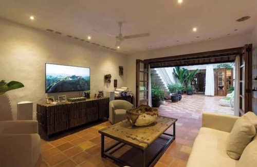 El Caloso Villa | Discover Casa Dalusso Green Room in Old Town B&B