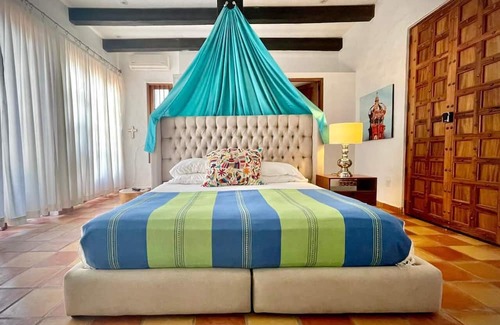El Caloso Villa | Discover Casa Dalusso Green Room in Old Town B&B