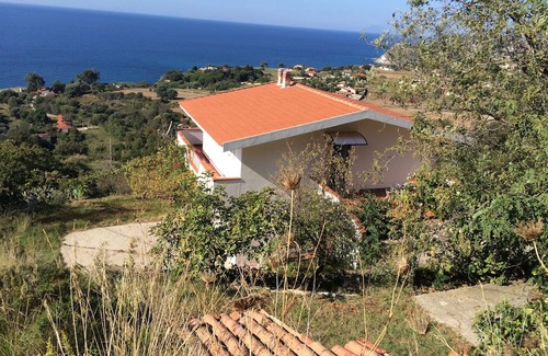 Calimera Villa | Serene Casa Surrounded by Nature with Breathtaking Views