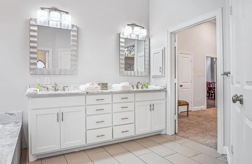 Garland House | Cozy 4-Bdrm Retreat w/ BBQ and Firepit - Ideal for Lrg Grps and Outdoor Living