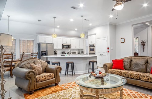 Garland House | Cozy 4-Bdrm Retreat w/ BBQ and Firepit - Ideal for Lrg Grps and Outdoor Living