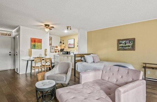 Diamondhead Condo | Cozy Diamondhead Studio - Steps from Pool and Tennis Courts