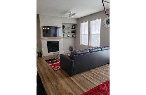 Aurora House | Trendy Home Office Retreat with Child-Friendly Amenities