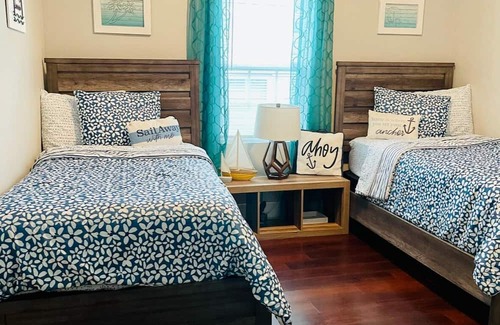 La Marque House | Family-Friendly Oleander Cottage with Pet Amenities