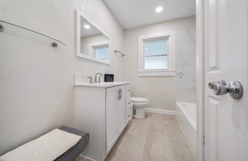 La Marque House | Family-Friendly Oleander Cottage with Pet Amenities