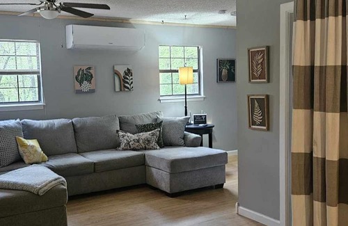 Royal House | Charming Cabin Retreat Near Lake Quachita, Pet-Friendly