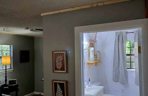Royal House | Charming Cabin Retreat Near Lake Quachita, Pet-Friendly