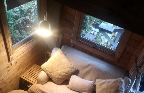Penrhyn Bay Cabin | Experience Hills and Sea at The Crow's Nest Hotel
