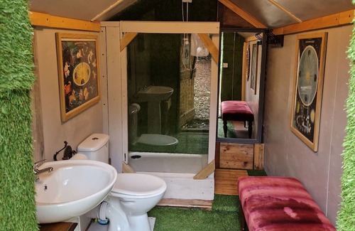 Penrhyn Bay Cabin | Experience Hills and Sea at The Crow's Nest Hotel