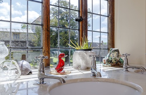 Swindon House | Pet-Friendly Grade 2 Listed Manor with Cozy Amenities