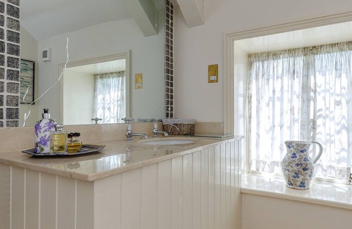 Swindon House | Pet-Friendly Grade 2 Listed Manor with Cozy Amenities