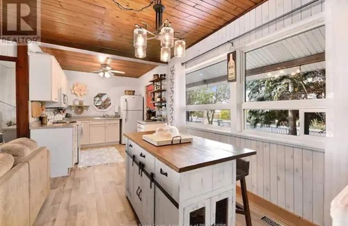 Leamington Cottage | Birder's Dream - Private Lakeside Cottage for Nature Lovers