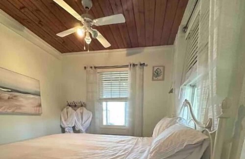 Leamington Cottage | Birder's Dream - Private Lakeside Cottage for Nature Lovers
