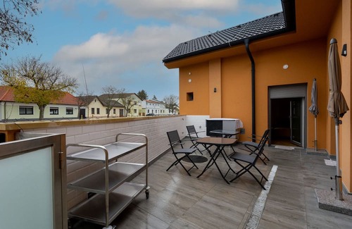 Parndorf Apartment | Family Suite with Terrace in Sunny Pannonia Awaits You