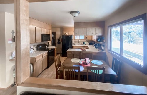 Dotsero House | Riverfront Getaway: Prime Spot for Fishing & Hiking