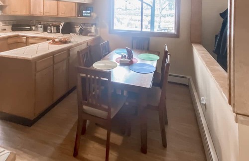 Dotsero House | Riverfront Getaway: Prime Spot for Fishing & Hiking
