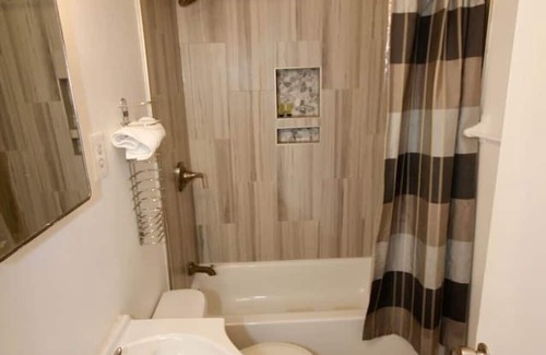 Lenox House | Trendy Midtown Retreat: Walk to Overton & Family-Friendly