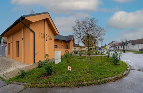 Parndorf House | Delightful Double Room with Terrace in Sunny Pannonia
