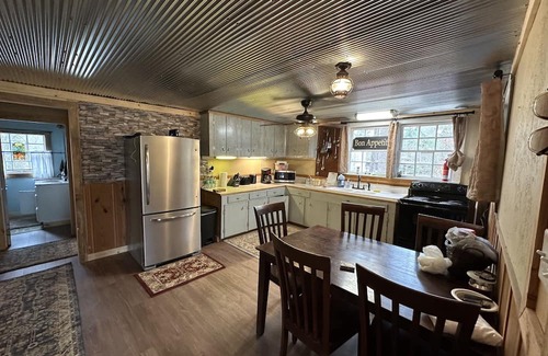 Poplarville Cabin | Charming 2-Bedroom Cabin with WiFi on the Pearl River