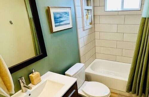 Tyrone House | Scenic Views at Zia House Above Downtown - 10/10 Rating