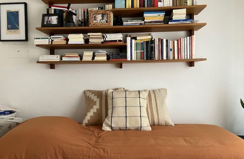Pineyro Apartment | Cozy Apartment Near Downtown Perfect for Book Lovers
