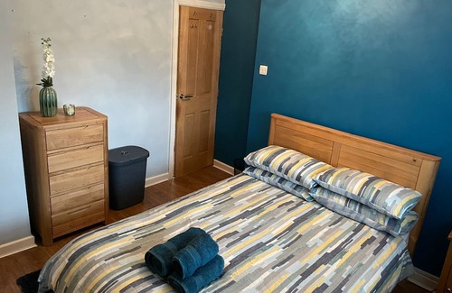 Heaton House | Beautiful 3-Bed House in Romford