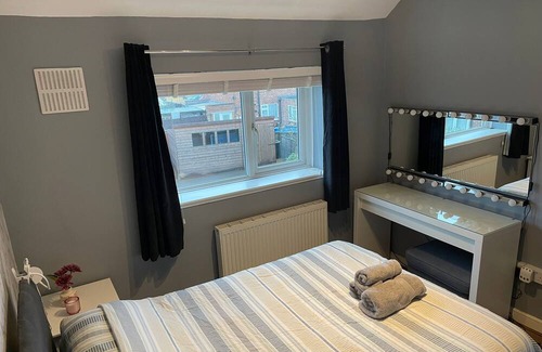 Heaton House | Beautiful 3-Bed House in Romford