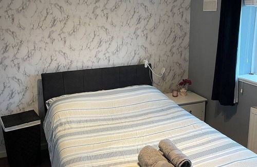 Heaton House | Beautiful 3-Bed House in Romford