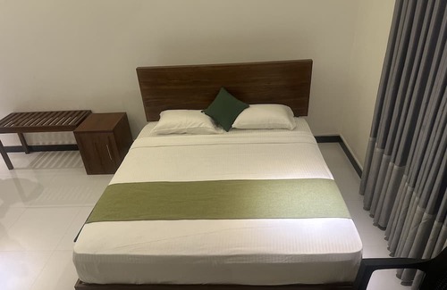 Anuradhapura Resort | Experience Comfort at Emerald Homestay with Breakfast Included