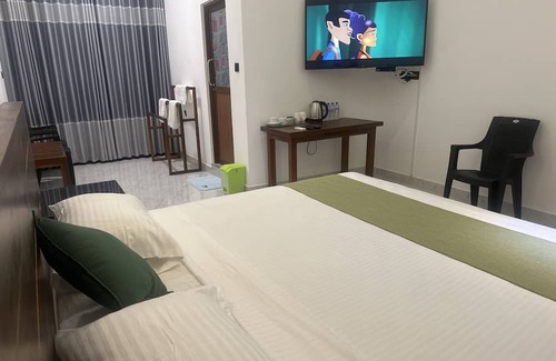 Anuradhapura Resort | Experience Comfort at Emerald Homestay with Breakfast Included