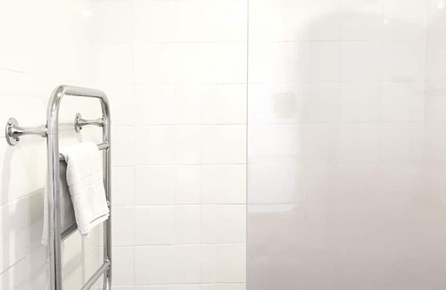 Gamla Stan Apartment | Elegant Flat in Old Town: Pet-Friendly with Breakfast
