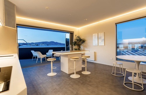 Dunedin City Centre Apartment | Inviting Central Double Story Apartment with Spa Pool