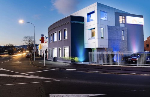 Dunedin City Centre Apartment | Inviting Central Double Story Apartment with Spa Pool